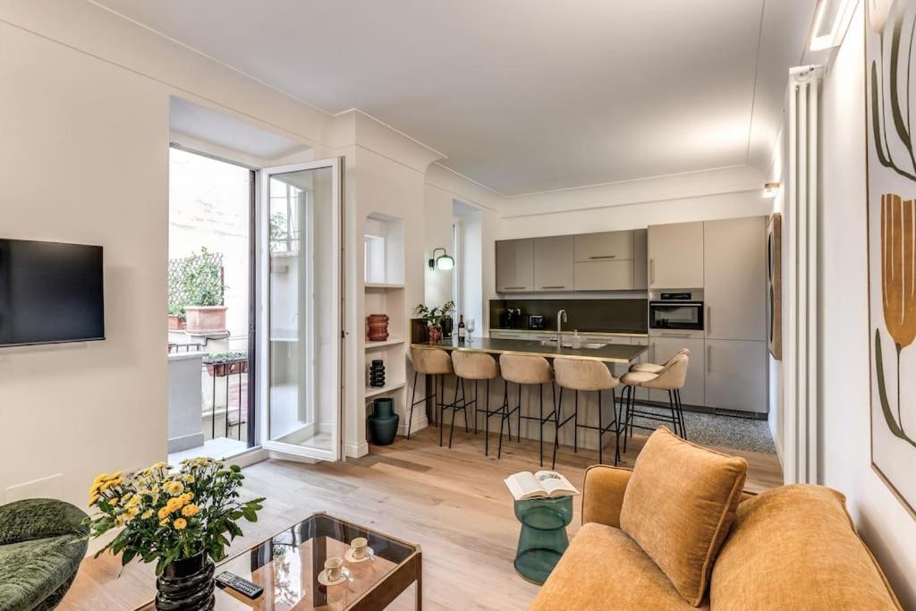 3 Bedroom Via Genova Monti Area Apartment *